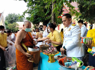 พิธีทำบุญตักบาตรถวายพระราชกุศลเฉลิมพระเกียรติพระบาทสมเด็จพระเจ้าอยู่หัว ... พารามิเตอร์รูปภาพ 2