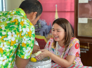 กิจกรรมสรงน้ำพระ รดน้ำดำหัวผู้อาวุโส การละเล่นไทยๆ ... พารามิเตอร์รูปภาพ 1