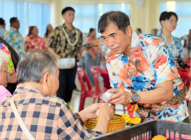 กิจกรรมสรงน้ำพระ รดน้ำดำหัวผู้อาวุโส การละเล่นไทยๆ ... พารามิเตอร์รูปภาพ 4