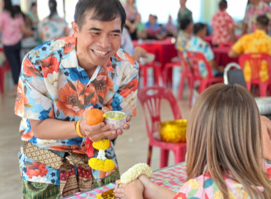 กิจกรรมสรงน้ำพระ รดน้ำดำหัวผู้อาวุโส การละเล่นไทยๆ ... พารามิเตอร์รูปภาพ 5