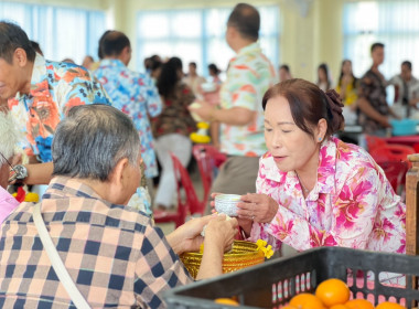 กิจกรรมสรงน้ำพระ รดน้ำดำหัวผู้อาวุโส การละเล่นไทยๆ ... พารามิเตอร์รูปภาพ 6