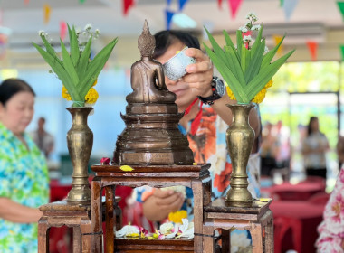 กิจกรรมสรงน้ำพระ รดน้ำดำหัวผู้อาวุโส การละเล่นไทยๆ ... พารามิเตอร์รูปภาพ 8