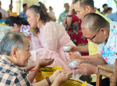 กิจกรรมสรงน้ำพระ รดน้ำดำหัวผู้อาวุโส การละเล่นไทยๆ ... พารามิเตอร์รูปภาพ 9