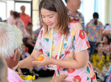 กิจกรรมสรงน้ำพระ รดน้ำดำหัวผู้อาวุโส การละเล่นไทยๆ ... พารามิเตอร์รูปภาพ 12