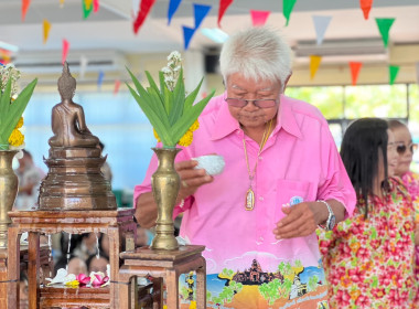 กิจกรรมสรงน้ำพระ รดน้ำดำหัวผู้อาวุโส การละเล่นไทยๆ ... พารามิเตอร์รูปภาพ 19
